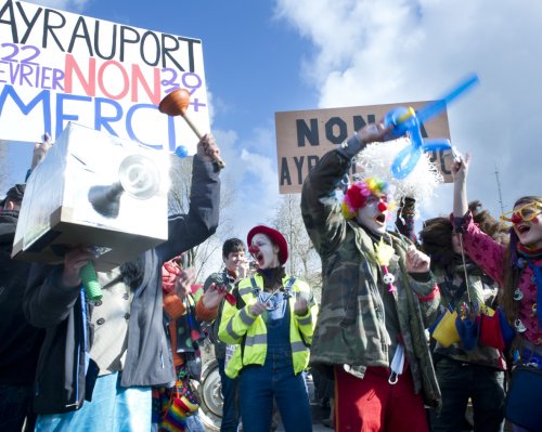 Un aspecto de la gran manifestación que se hizo en Nantes el pasado 22 de febrero contra la construcción del aeropuerto y que terminó con una brutal represión policial.