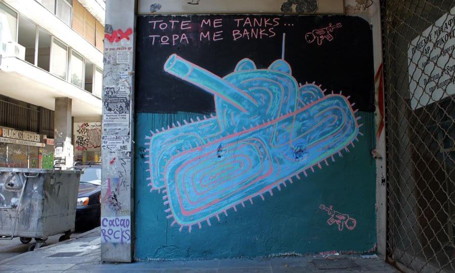Mural als carrers de Grècia: «Abans usaven tancs. Ara usen bancs». Mural i foto: Cacao Rocks.