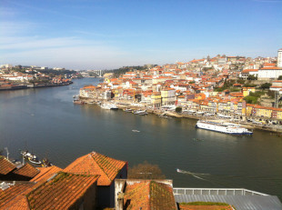 La bella i vella ciutat de Porto, amb el riu Douro a punt de desembocar a la mar Atlàntica.