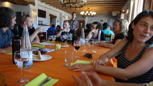 Dídac, Stacco, Kevin, Maria Antònia i Anne Marie al restaurant Terra d'Ultramort.